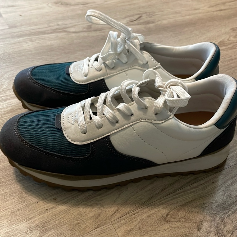 Sneakers women’s size 9